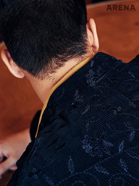 겨자색 폴로넥 스웨터 가격미정 보테가 베네타, 꽃무늬 자수 장식을 넣은 코듀로이 재킷 72만2천원 엔지니어드 가먼츠 by 샌프란시스코 마켓 제품. 