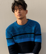 검은색과 흰색, 파란색을 그러데이션한 스웨터 89만원 겐조 옴므 제품. 

