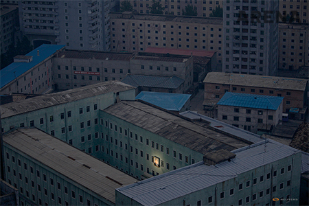 ‘Spotlight’ ⓒ Damir Sagolj／Reuters 
2011년 북한의 홍수 피해를 취재하기 위해 방문했다. 숙소 창문을 통해 찍은 사진이다. 어둠이 짙게 깔린 새벽, 김일성 초상화만 밝게 빛나고 있다.