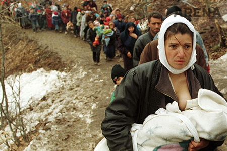 ‘Reality(01)’ ⓒ Damir Sagolj／Reuters 
길게 늘어선 피란 행렬 속에서 아기에게 젖을 물리는 엄마의 모습이 보인다.