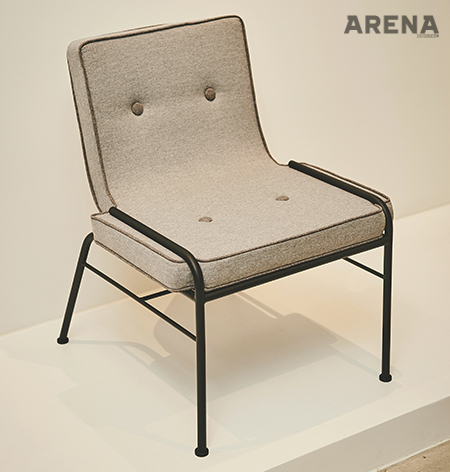 알라코(Alako) 의자는 패브릭 쿠션과 철제 다리를 조립 방식으로 만들어 쿠션을 쉽게 교체할 수 있다.