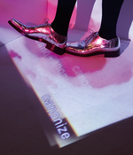 신발끈까지 온통 반짝이는 날렵한 앞코의 레이스업 슈즈 가격미정 캘빈클라인 컬렉션 제품.