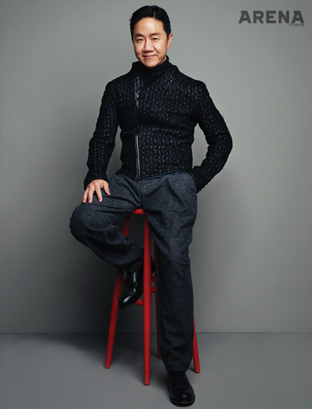 얇은 터틀넥 스웨터·회색 배기팬츠·누빔 장식이 돋보이는 가죽 재킷은 모두 엠포리오 아르마니 제품.