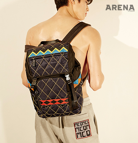 경쾌한 색상과 패턴으로 완성한 가방 가격미정 프라다 제품. 