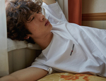 로고 프린트의 흰색 티셔츠 43만5천원 생 로랑 by 안토니 바카렐로, 타탄 체크무늬 반바지 가격미정 노앙 제품.