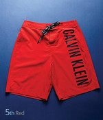 5th Red 
브랜드 로고를 새긴 무릎 위 길이 수영복 10만9천원 캘빈클라인 제품.