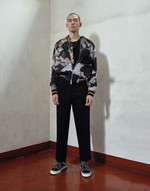 Dior Homme 
프린트 집업 재킷·검은색 티셔츠·검은색 와이드 팬츠·버클 장식 스니커즈 모두 가격미정 디올 옴므 제품.