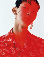 레터링 프린트 실크 셔츠·LV 로고 목걸이 모두 가격미정 루이 비통 제품.