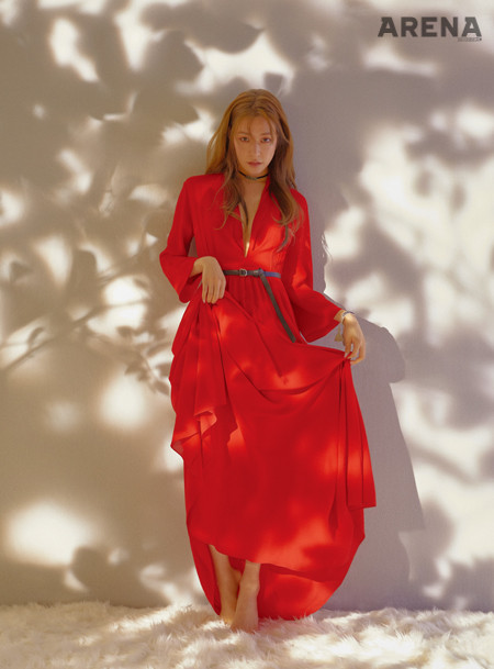 붉은색 실크 드레스·튀르쿠아즈 초커·팔찌는 모두 디올 제품.
