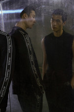 (왼쪽부터) 로고 테이핑 재킷 가격미정 디올 옴므 제품. 
검은색 베스트·팬츠 모두 가격미정 디올 옴므 제품.
