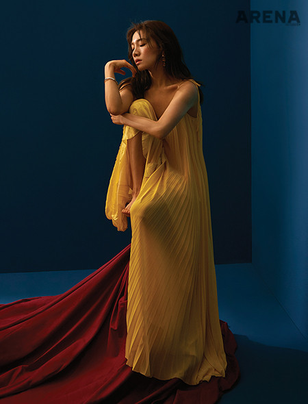 노란색 드레스는 손정완 컬렉션, 귀고리는 엠주, 뱅글은 리타 모니카 제품. 