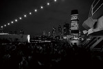 맨해튼의 야경을 배경으로 선상에서의 애프터 파티. 