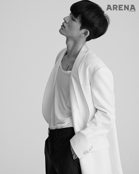 흰색 재킷은 김서룡, 이너로 입은 흰색 티셔츠·검은색 팬츠는 모두 스타일리스트 소장품.