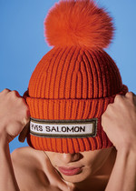 이니셜 로고가 쓰인 폼폼 비니 30만원 이브 살로몬 제품. 