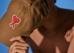 선명한 하트 로고가 돋보이는 낙타색 야구 모자 가격미정 아미 제품. 
