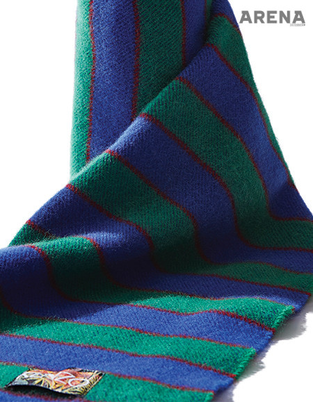 선명한 색과 경쾌한 줄무늬를 활용한 목도리 39만원 겐조 제품. 
