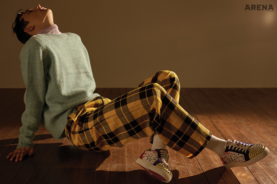 민트색 스웨터 아크네 스튜디오, 굵직한 타탄 체크무늬의 노란색 팬츠 알렉산더 왕, 노란색 앞코를 은색 스터드로 채운 루비그라프 패턴의 스니커즈 크리스찬 루부탱 제품.