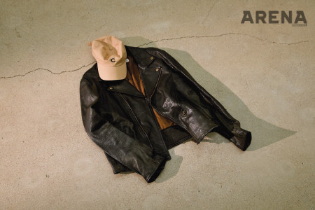 검은색 가죽 소재 라이더 재킷 2백25만원 골든구스 디럭스브랜드, 베이지색 캡 모자 3만9천원 클로브 제품.