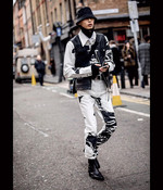 런던 컬렉션 쇼 기간 중 찍힌 스트리트 사진. 캘빈 클라인 컬렉션의 세트업 재킷과 팬츠, 프라다 버킷 해트, 생 로랑 부츠. 