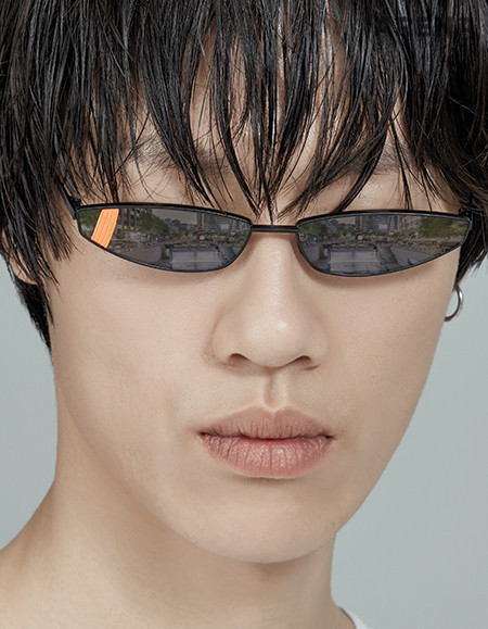 네온 밴딩 디테일을 더한 선글라스 31만원 젠틀몬스터 제품.