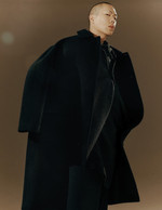안에 입은 회색 코트•덧입은 남색 싱글 스냅 코트•검은색 와이드 팬츠 모두 스튜디오 톰보이 제품.