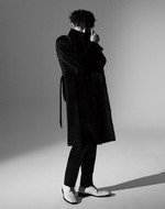 검은색 코트·슬리브리스·스팽글 팬츠·스카프는 모두 김서룡, 슈즈는 로스트가든 제품.