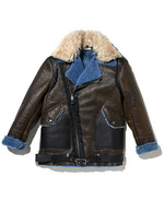안감의 하늘색 양털과 탈착 가능한 양털 칼라가 조화로운 시어링 에비에이터 재킷 가격미정  코치 제품.