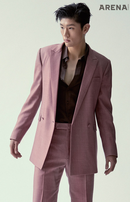 옅은 분홍색 재킷 1백89만원·팬츠 89만8천원·짙은 갈색 셔츠 69만8천원 모두 김서룡 제품.
