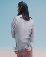 DIOR MEN 하늘색 실크 스카프가 부착된 재킷·흰색 셔츠·팬츠·반지 모두 가격미정 디올 맨 제품.