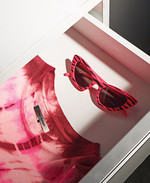 캐츠 아이 선글라스 가격미정 생로랑 by 안토니 바카렐로, 타이다이 프린트의 반소매 티셔츠 31만8천원 이자벨마랑 옴므 제품.