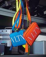 선명한 형광색 목걸이 지갑 각각 61만원 모두 발렌티노 가라바니 제품. 
