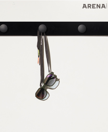 각진 올리브색
프레임 선글라스
30만원대 프라다
리네아 로사 by
룩소티카, 형광색 팁이
달린 안경줄 5만5천원
젠틀몬스터 제품.