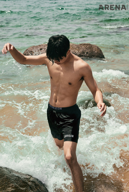 레깅스 쇼츠와 허리
밴드를 덧댄 수영복
12만9천원 캘빈클라인
언더웨어 제품.