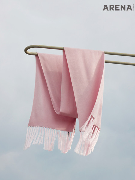 환절기에 가볍게 착용하기 유용한 분홍색 실크 스카프 가격미정 톰포드 제품.