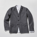 회색 수트 재킷·흰색 셔츠 모두 가격미정 프라다 제품. 프라다의 2021 S/S 컬렉션은 미니멀리즘을 지향한다. 무채색으로 이뤄진 컬렉션, 군더더기 없이 말쑥한 재킷과 코트들. 극도의 간결함을 뽐내는 수트는 비즈니스 룩으로도 손색없다.