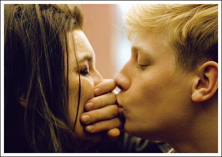 <마미>의 주인공 아들 ‘스티브’와 엄마 ‘디안’의 키스 장면.