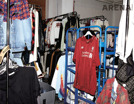 이종현 스타일리스트의 사무실에는 수많은 패션 의류는 물론 축구 관련 의류도 있다.