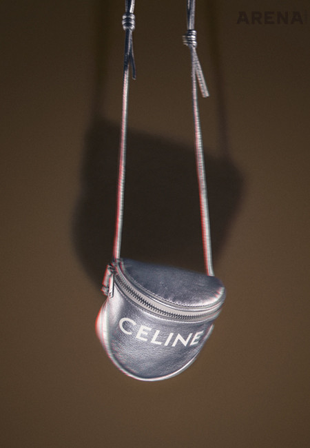 앞면에 로고가 프린트된 가죽 소재의 은색 미니 메신저백 가격미정 셀린느 옴므 by 에디 슬리먼 제품.
