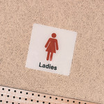 여자만 들어오라는 의미에서 작업실에 붙여놓은 스티커.
