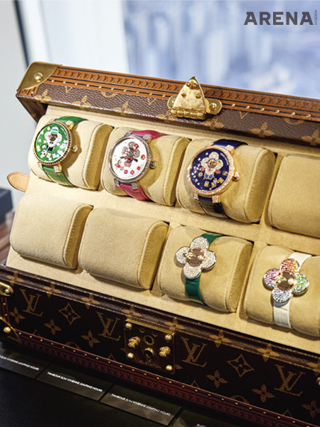 루이 비통을 상징하는
‘비비엔’에서 디자인 요소를
차용한 시계들.