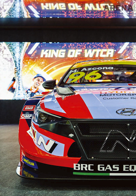 2022 WTCR 챔피언 미켈 아즈코나의 차. 양산차와
80% 정도 부품이 같다.