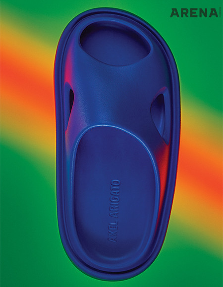 둥근 컷아웃 디자인의 마그마 러버 슬라이드 27만원대 악셀 아리가토 제품.