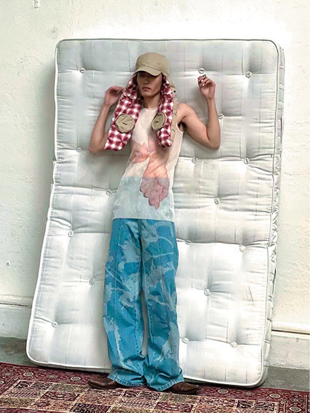 에일라 티안안 피스를 입은 ‘키즈’의 조형 예술가 보선. 