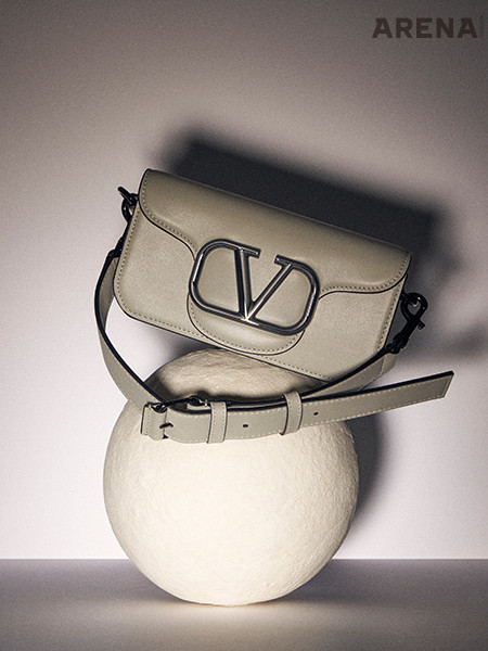 V 로고를 장식한 숄더백 2백76만원 발렌티노 가라바니 제품. 동그란 공 모양의 오브제 가격미정 오유우 제품. 