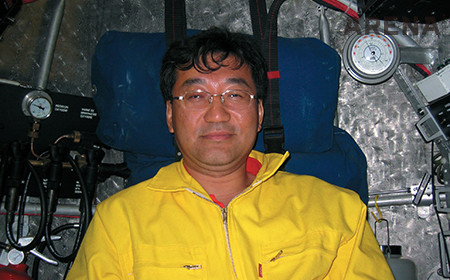 탐사선을 배경으로 인증 사진을 찍은 2004년의 김웅서.