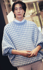 배우 김영광이 파스텔 톤의 와플 니트 스웨터를 입고 칵테일파티에 참석했다.