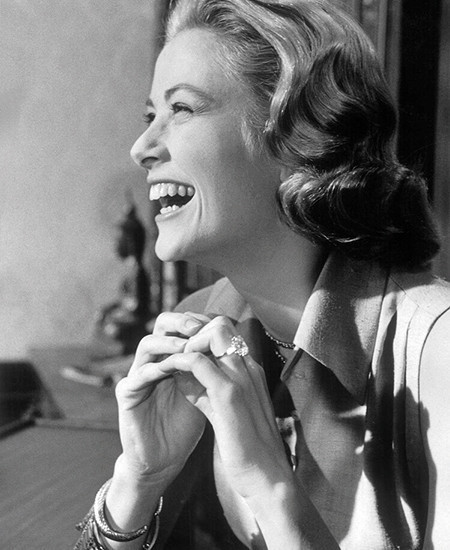 모나코 레니에 왕자와 약혼 후, 1956년 그레이스 켈리의 마지막 영화인 <상류 사회>에서 10.48캐럿의 에메랄드 컷 다이아몬드 링을 착용한 모습. © D. Stock / Magnum Photos