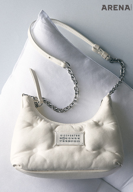 폭신한 베개를 연상시키는 퀼팅 장식 백 가격미정 메종 마르지엘라 제품.